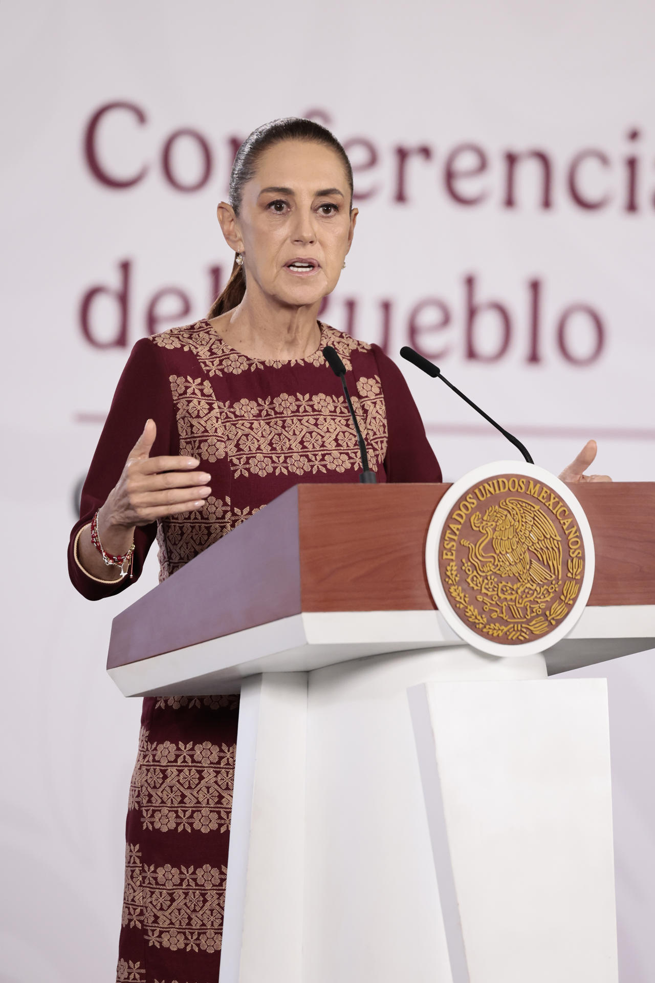 La presidenta de México, Claudia Sheinbaum, habla durante una rueda de prensa este viernes, en el Palacio Nacional de Ciudad de México (México). EFE/José Méndez

