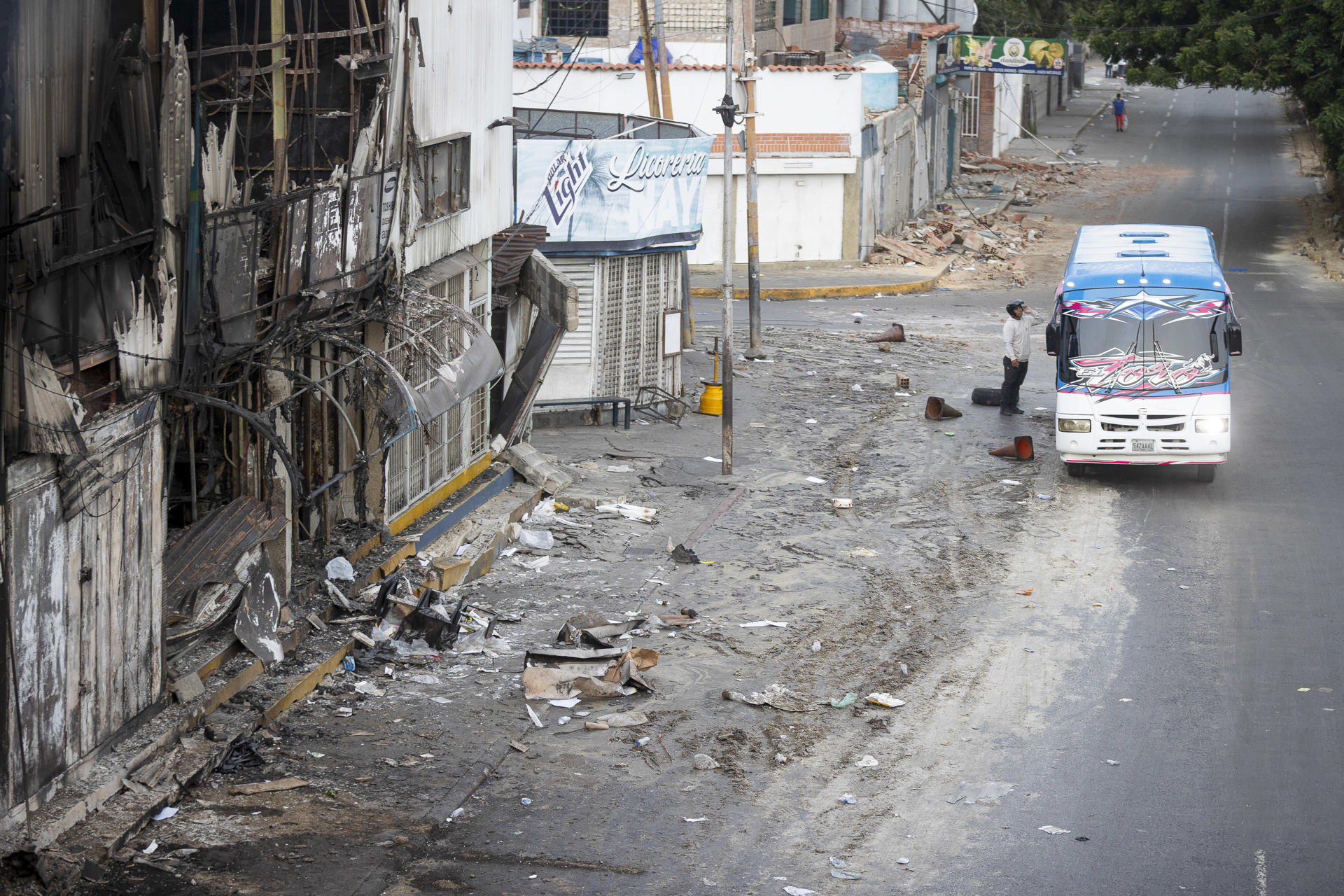 Detalle de un edificio derruido en Catia la Mar, Venezuela, mientras continúa la búsqueda entre los escombros de los edificios, este viernes. Recostados en colchones, sábanas, sillas, carpas y campamentos improvisados, cientos de personas duermen en el asfalto, jardineras, plazas y canchas en Catia La Mar, una de las ciudades más afectadas por los terremotos de magnitud 7,2 y 7,5 ocurridos el miércoles en Venezuela y que se han cobrado la vida de 235 personas. EFE/ Ronald Peña R
