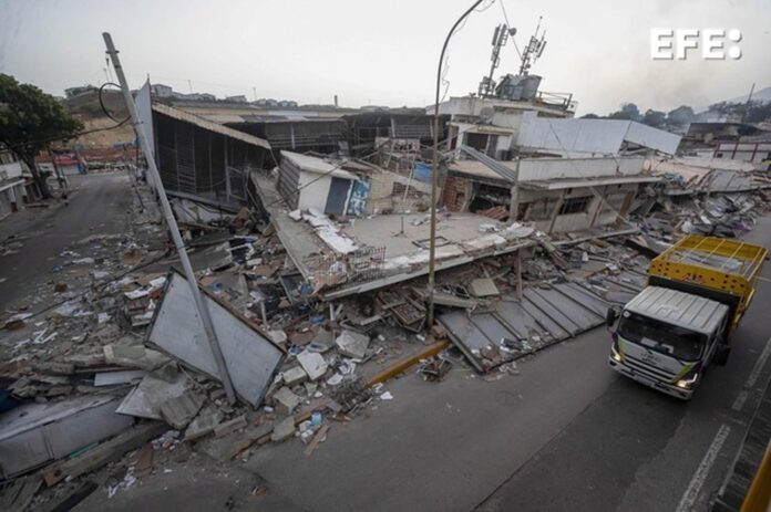 Detalle de un edificio derruido en Catia la Mar, Venezuela, mientras continúa la búsqueda entre los escombros de los edificios, este viernes. Recostados en colchones, sábanas, sillas, carpas y campamentos improvisados, cientos de personas duermen en el asfalto, jardineras, plazas y canchas en Catia La Mar, una de las ciudades más afectadas por los terremotos de magnitud 7,2 y 7,5 ocurridos el miércoles en Venezuela y que se han cobrado la vida de 235 personas. EFE/ Ronald Peña R
