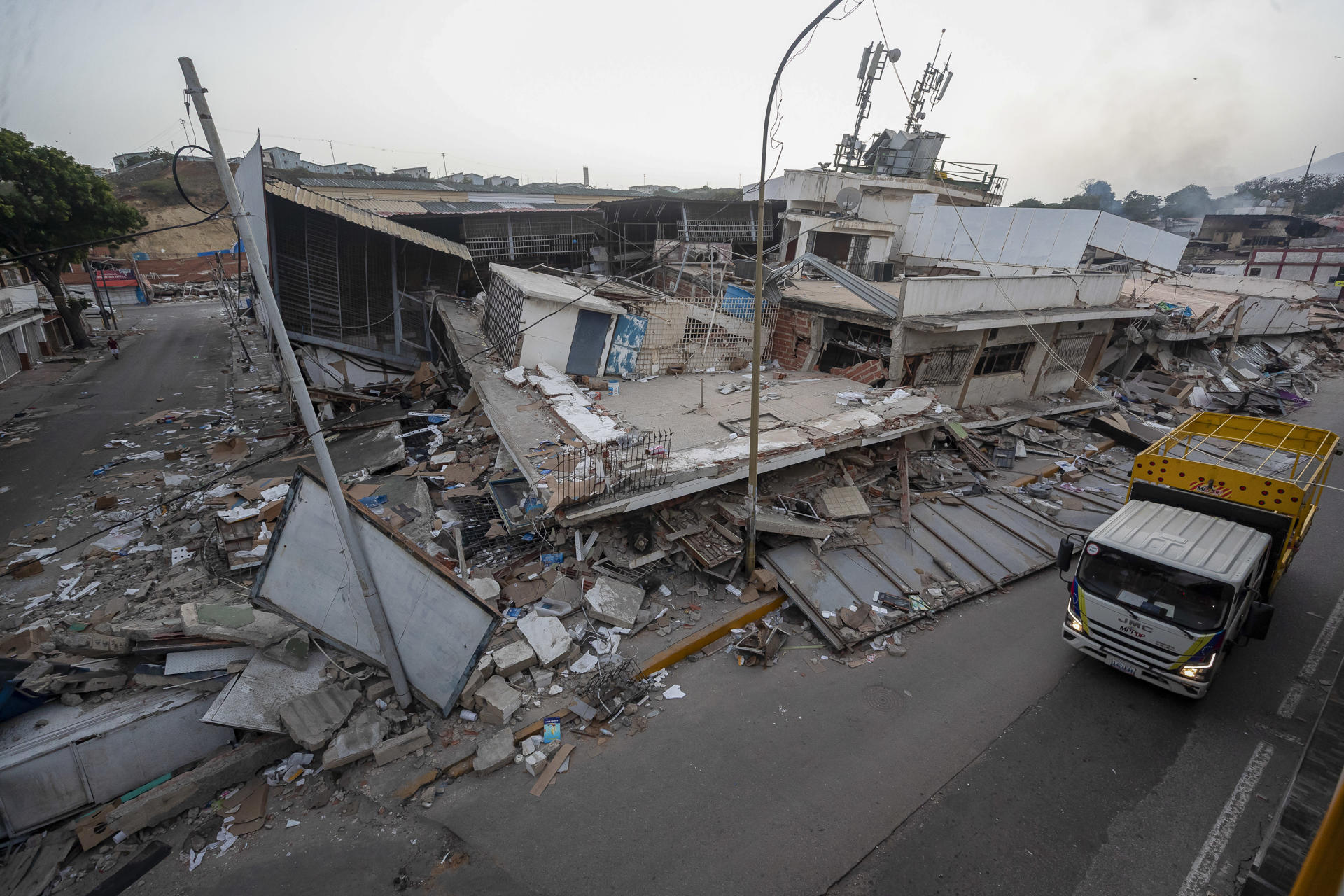 Detalle de un edificio derruido en Catia la Mar, Venezuela, mientras continúa la búsqueda entre los escombros de los edificios, este viernes. Recostados en colchones, sábanas, sillas, carpas y campamentos improvisados, cientos de personas duermen en el asfalto, jardineras, plazas y canchas en Catia La Mar, una de las ciudades más afectadas por los terremotos de magnitud 7,2 y 7,5 ocurridos el miércoles en Venezuela y que se han cobrado la vida de 235 personas. EFE/ Ronald Peña R
