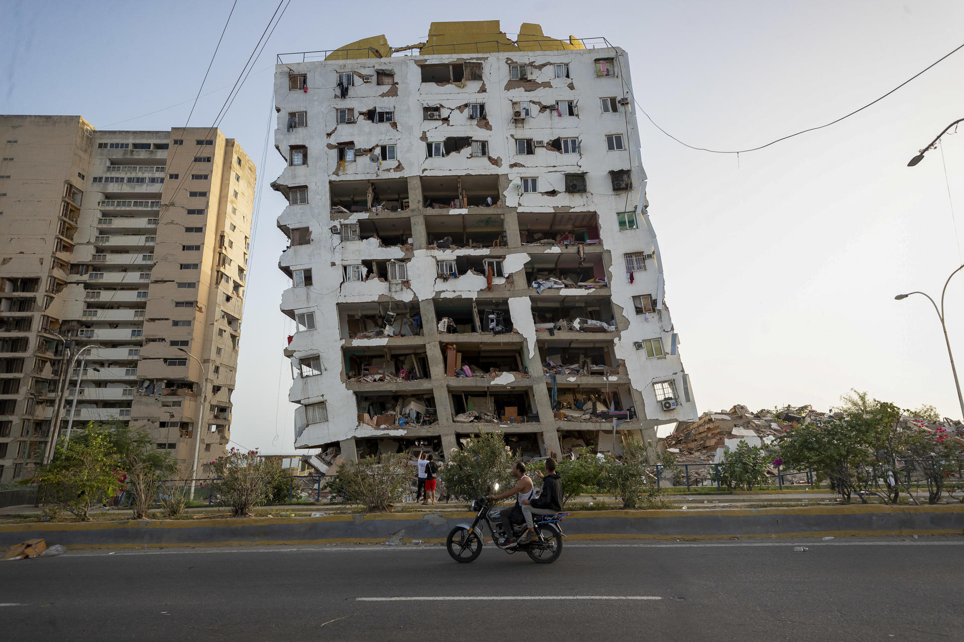 Detalle de un edificio derruido en Catia la Mar, Venezuela, mientras continúa la búsqueda entre los escombros de los edificios, este viernes. Recostados en colchones, sábanas, sillas, carpas y campamentos improvisados, cientos de personas duermen en el asfalto, jardineras, plazas y canchas en Catia La Mar, una de las ciudades más afectadas por los terremotos de magnitud 7,2 y 7,5 ocurridos el miércoles en Venezuela y que se han cobrado la vida de 235 personas. EFE/ Ronald Peña R
