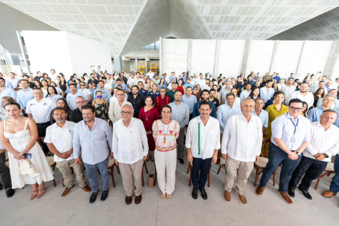 Fotografía cedida por la Secretaría de Turismo del Estado de Nayarit, que muestra a la jefa del despacho del Ejecutivo de Gobierno de Nayarit, Diana López Zurita; el director del Grupo Aeroportuario Turístico Mexicano, Marco Rivera Guzmán; el director general de Aeropuertos Mexicanos, Lic. Javier García Bejo; el gobernador de Nayarit, Miguel Ángel Navarro Quintero; el secretario de Turismo de Nayarit, Juan Enrique Suárez del Real Tostado;y el cap. Carlos Manuel Merino Campos; posan junto a prestadores de Servicios Turísticos (PST) de todo el estado, incluyendo hoteleros, restaurantes, agencias de viajes, tour-operadoras, guías certificados y representantes de cámaras empresariales este miércoles, durante la presentación de los avances en la construcción del Aeropuerto Internacional de Tepic - Riviera Nayarit (TPQ), en Tepic (México). EFE/ Secretaría de Turismo del Estado de Nayarit /SOLO USO EDITORIAL/ NO VENTAS/ SOLO DISPONIBLE PARA ILUSTRAR LA NOTICIA QUE ACOMPAÑA (CRÉDITO OBLIGATORIO)
