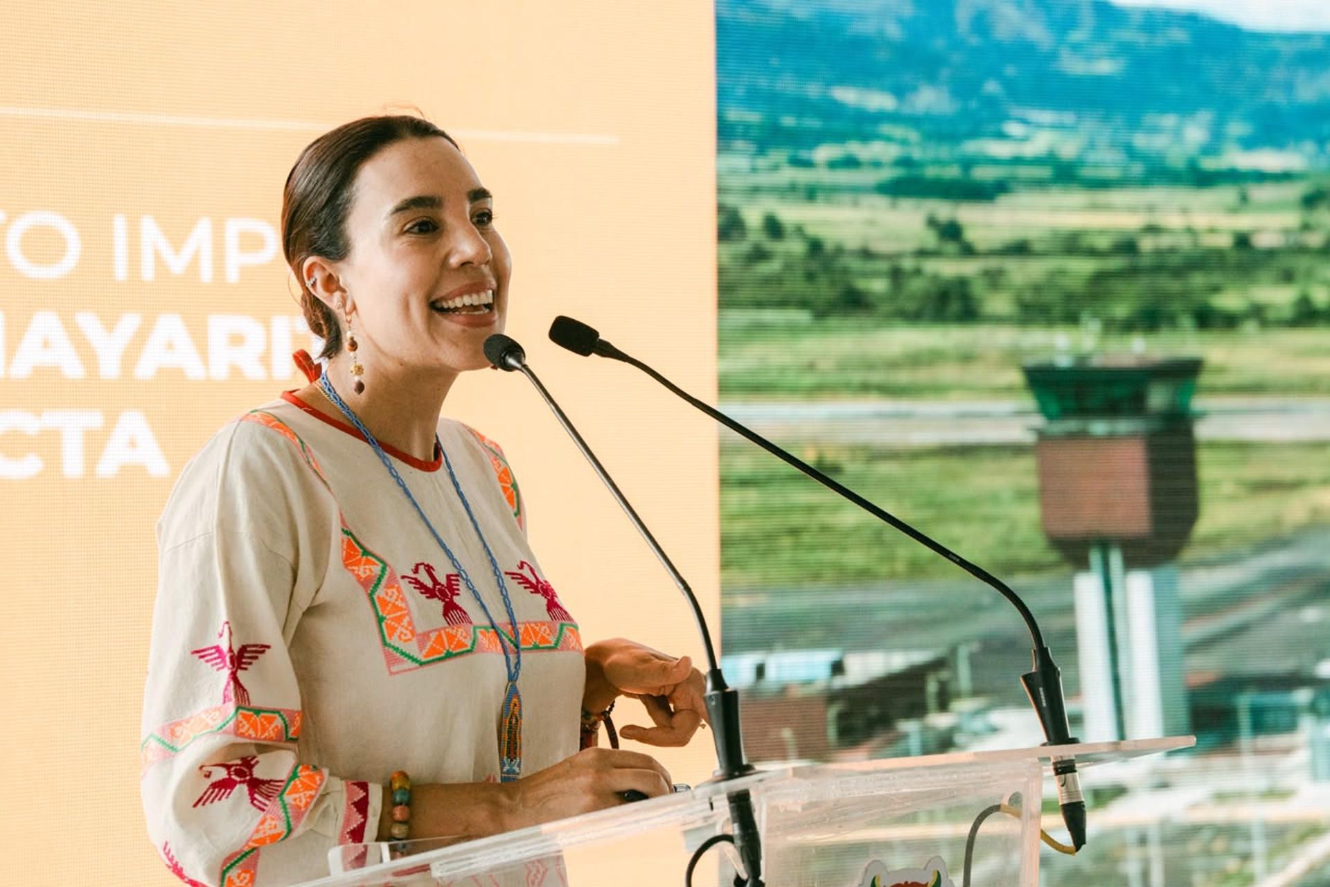 Fotografía cedida por la Secretaría de Turismo del Estado de Nayarit, que muestra a la  secretaria de Turismo del Gobierno de México, Josefina Rodríguez Zamora, hablando durante la presentación de los avances en la construcción del Aeropuerto Internacional de Tepic - Riviera Nayarit (TPQ) este miércoles, en Tepic (México). EFE/ Secretaría de Turismo del Estado de Nayarit /SOLO USO EDITORIAL/ NO VENTAS/ SOLO DISPONIBLE PARA ILUSTRAR LA NOTICIA QUE ACOMPAÑA (CRÉDITO OBLIGATORIO)
