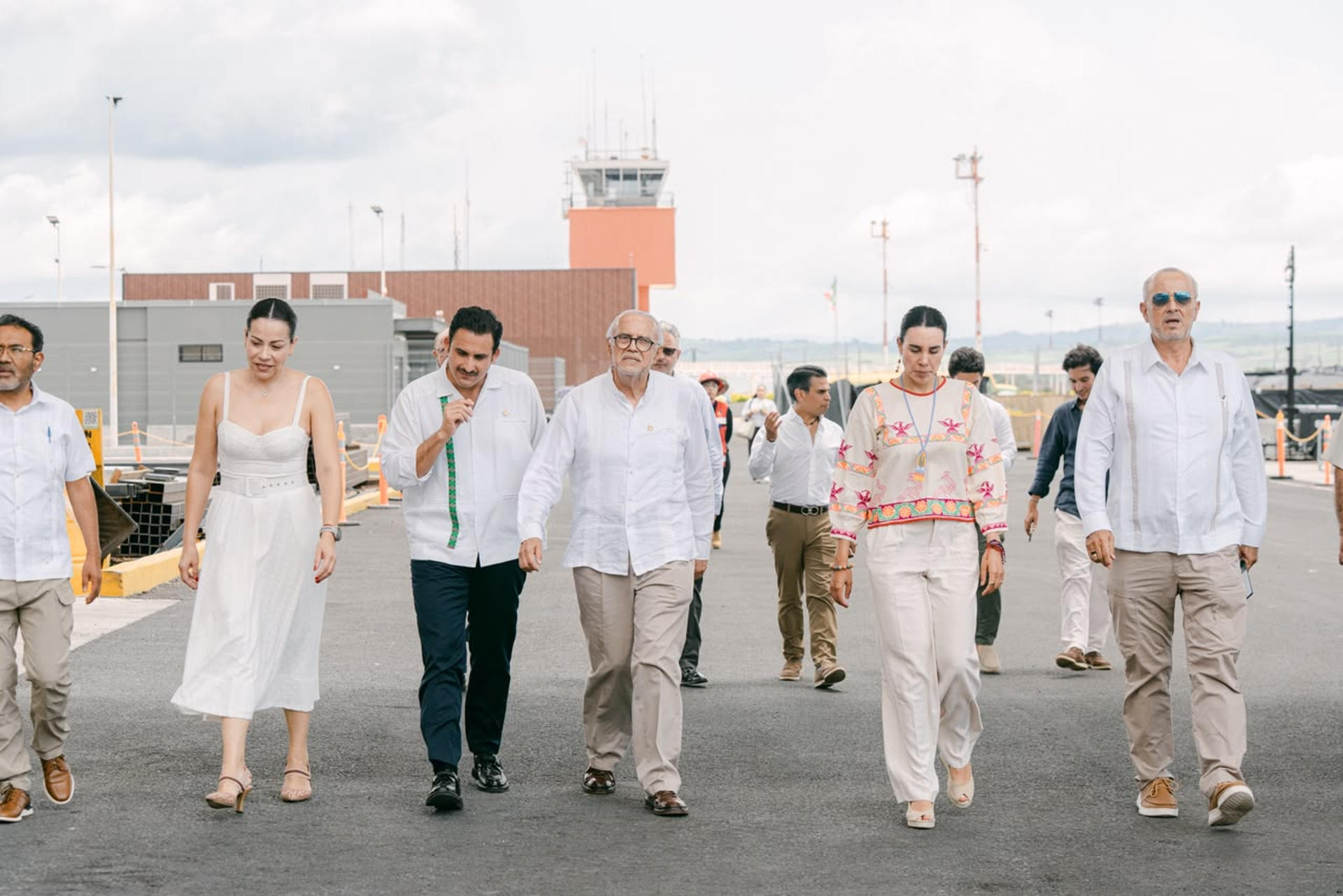 Fotografía cedida por la Secretaría de Turismo del Estado de Nayarit que muestra al director del Grupo Aeroportuario Turístico Mexicano, Marco Rivera Guzmán; el secretario de Turismo de Nayarit, Juan Enrique Suárez del Real Tostado; el gobernador de Nayarit, Miguel Ángel Navarro Quintero; la secretaria de Turismo del Gobierno de México, Josefina Rodríguez Zamora; y el director de Aeropuertos y Servicios Auxiliares, Carlos Manuel Merino Campos llegando a la presentación de los avances en la construcción del Aeropuerto Internacional de Tepic - Riviera Nayarit (TPQ) este miércoles, en Tepic (México). EFE/ Secretaría de Turismo del Estado de Nayarit /SOLO USO EDITORIAL/ NO VENTAS/ SOLO DISPONIBLE PARA ILUSTRAR LA NOTICIA QUE ACOMPAÑA (CRÉDITO OBLIGATORIO)

