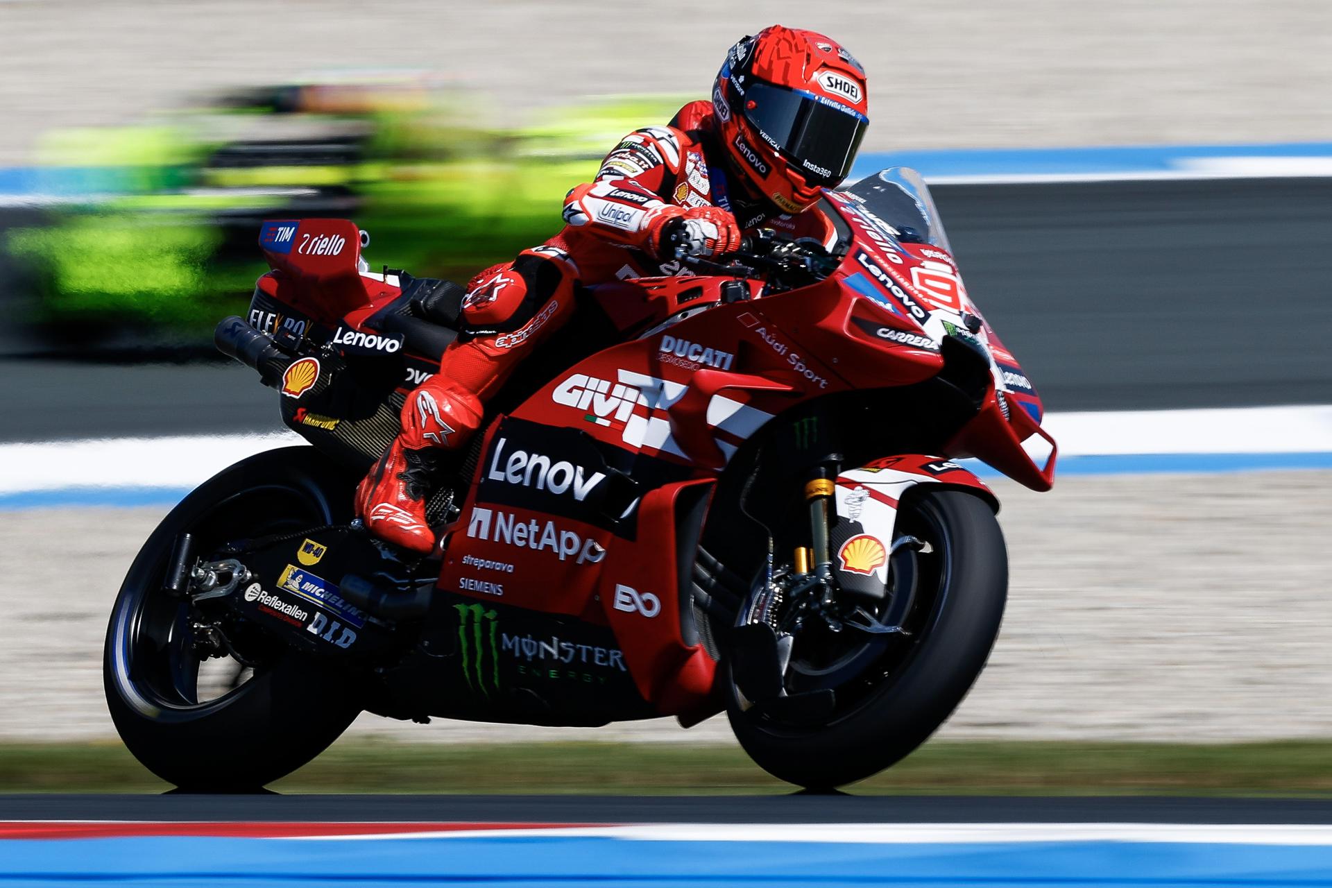 El piloto de Ducati Lenovo, el español Marc Marquez durante la sesión de entrenamientos de Moto GP en el Gran Premio de Países Bajos. (Motociclismo, Países Bajos; Holanda, España) EFE/EPA/VINCENT JANNINK

