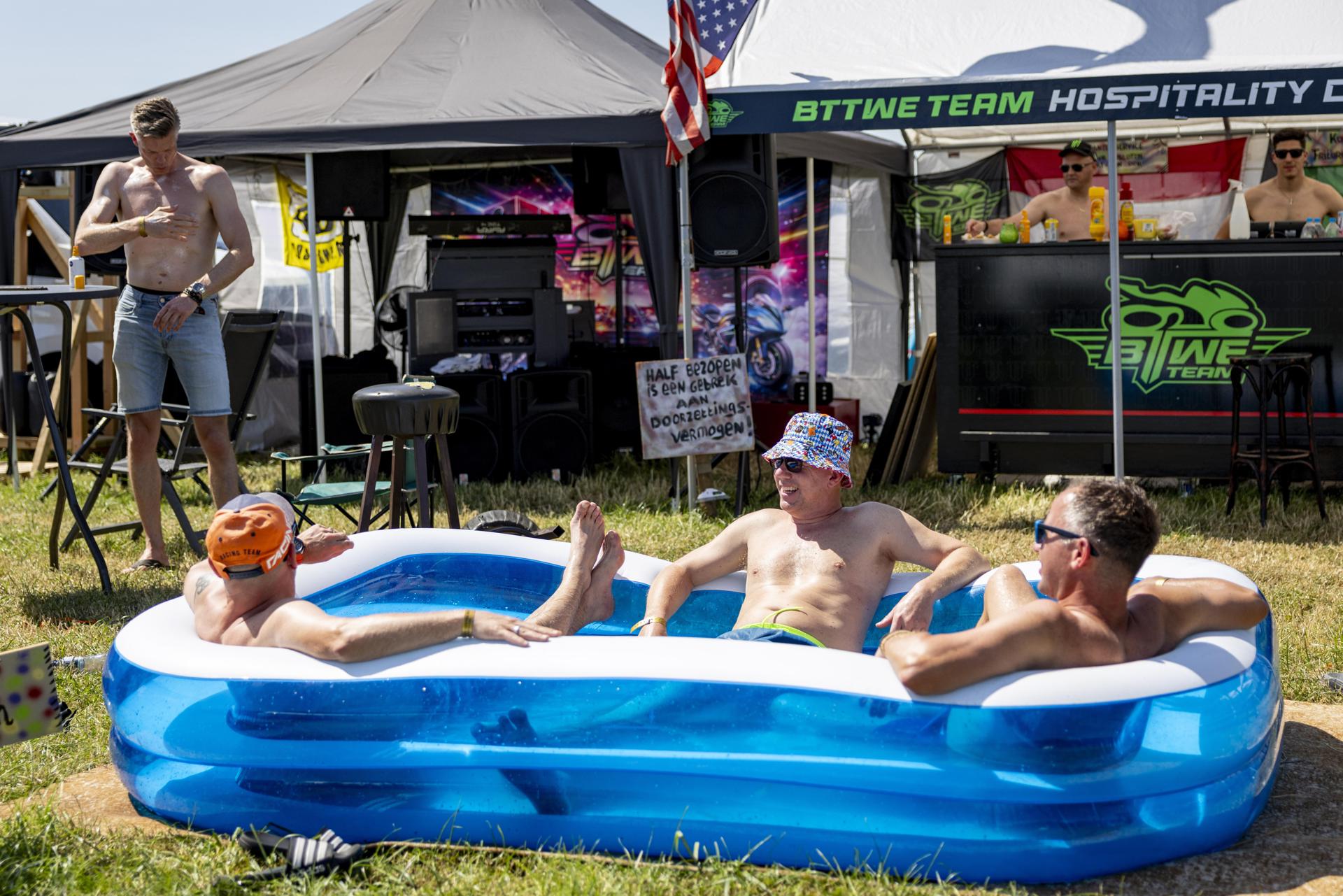 Aficionados se relajan durante las sesiones de entrenamiento del Gran Premio de motociclismo de Países Bajos. (Motociclismo, Países Bajos; Holanda) EFE/EPA/WOUTER DE WILDE
