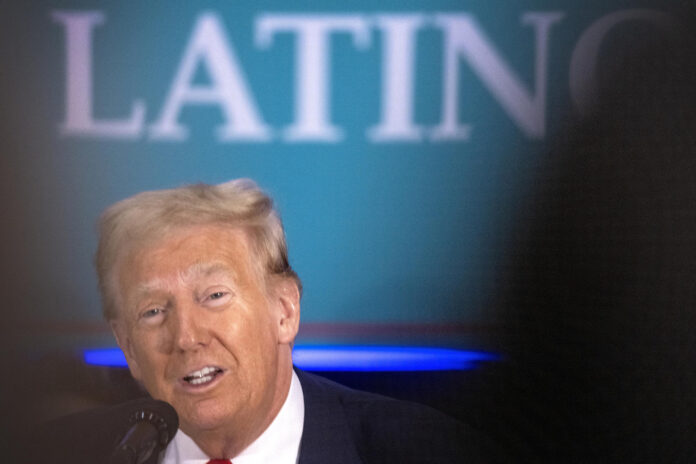 Fotografía de archivo del 22 de octubre de 2024 que muestra al expresidente de Estados Unidos y candidato presidencial republicano para 2024, Donald Trump, hablando durante una mesa redonda con líderes latinos en el complejo turístico Trump National Doral en Miami, Florida (EE.UU.). EFE/EPA/CRISTOBAL HERRERA-ULASHKEVICH
