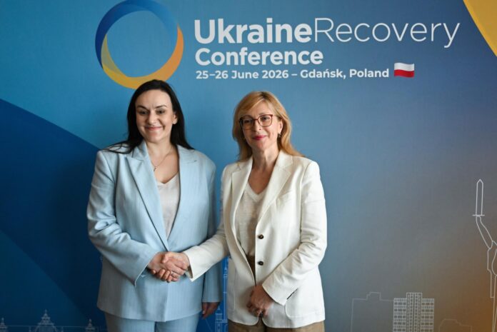 La viceprimera ministra de Ucrania para Política Humanitaria y ministra de Cultura, Tetyana Berezhna (izda), y la comisaria de la UE para Startups, Investigación e Innovación, Ekaterina Zaharieva, asisten al panel 