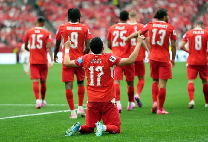 Ruben Vargas, de Suiza, celebra tras anotar durante el partido de la fase de grupos de la Copa Mundial de la FIFA. EFE/EPA/BOB FRID
