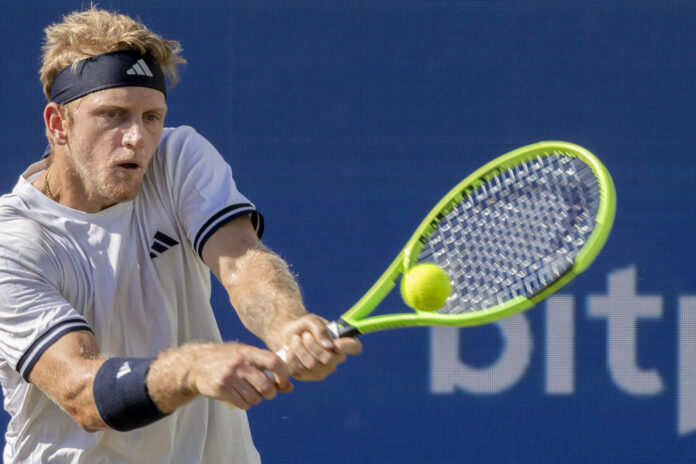 El tenista español Alejandro Davidovich durante el partido de tenis ante el tenista húngaro Fabian Marozsán en el Vanda Pharmaceuticals Mallorca Championships de tenis que se disputa este viernes en el Mallorca Country Club de Santa Ponsa.- EFE/Cati Cladera

