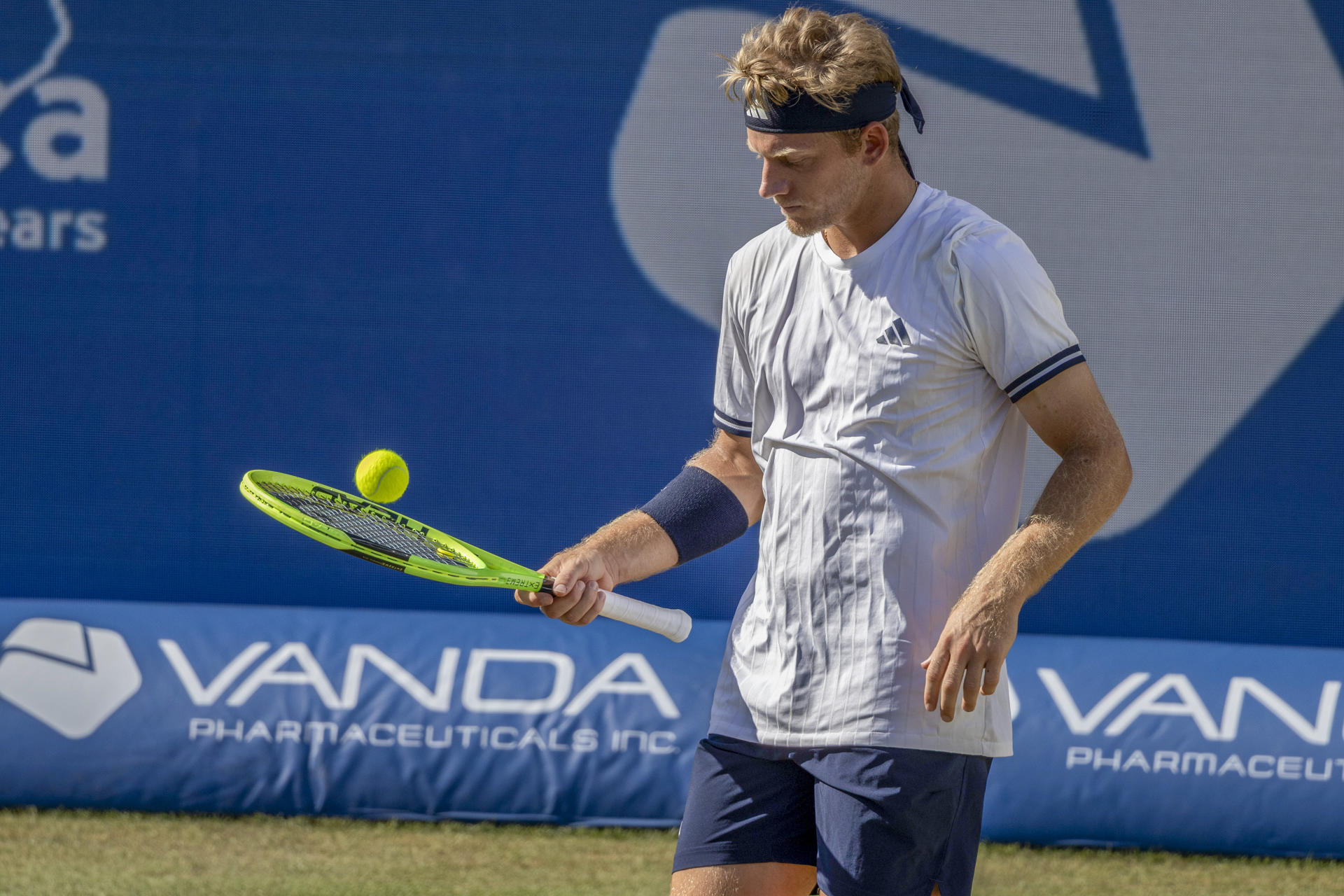 El tenista español Alejandro Davidovich durante el partido de tenis ante el tenista húngaro Fabian Marozsán en el Vanda Pharmaceuticals Mallorca Championships de tenis que se disputa este viernes en el Mallorca Country Club de Santa Ponsa.- EFE/Cati Cladera
