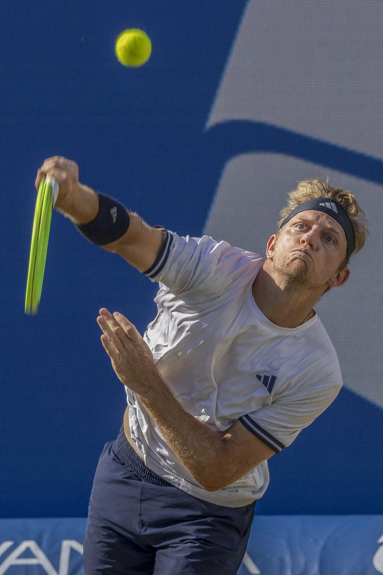 El tenista español Alejandro Davidovich durante el partido de tenis ante el tenista húngaro Fabian Marozsán en el Vanda Pharmaceuticals Mallorca Championships de tenis que se disputa este viernes en el Mallorca Country Club de Santa Ponsa.- EFE/Cati Cladera

