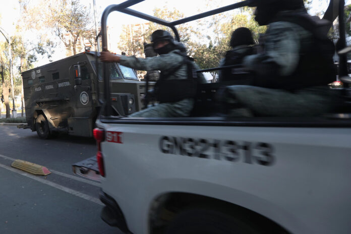 Un sujeto parte de un grupo de hombres armados que presuntamente secuestró el pasado 2 de junio a la periodista mexicana Roxana Ramírez, hecho documentado en redes sociales, fue detenido por agentes ministeriales, informaron este viernes autoridades. imagen de archivo. EFE/ Sáshenka Gutiérrez
