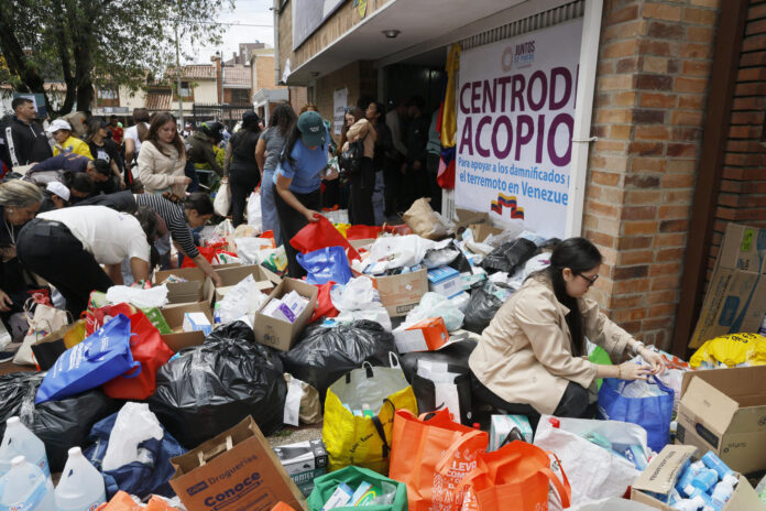 Voluntarios organizan este viernes donaciones para los damnificados por los dos terremotos ocurridos en Venezuela, en un centro de acopio en Bogotá (Colombia). EFE/ Carlos Ortega
