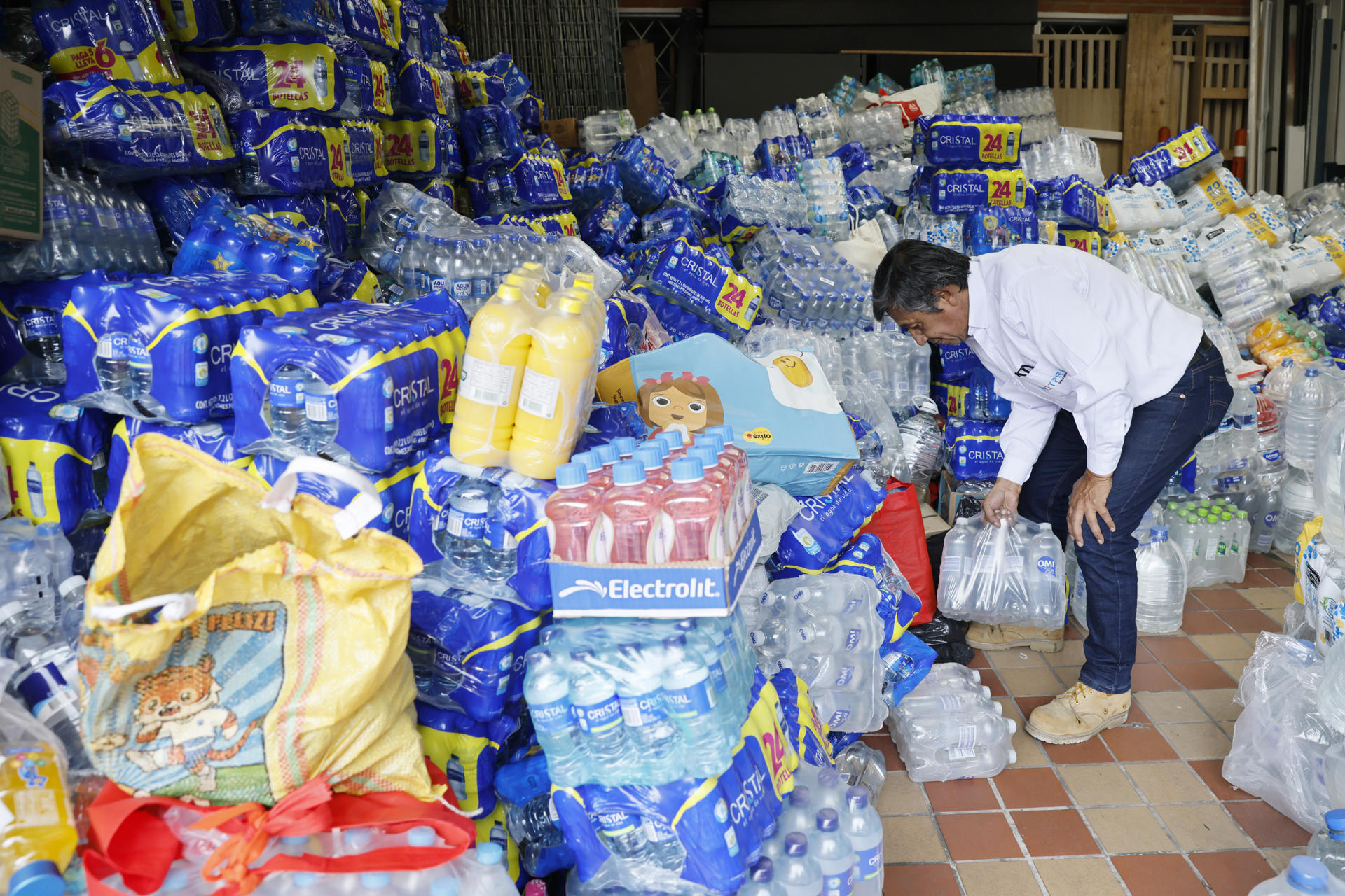 Un voluntario organiza este viernes donaciones para los damnificados por los dos terremotos ocurridos en Venezuela, en un centro de acopio en Bogotá (Colombia). EFE/ Carlos Ortega
