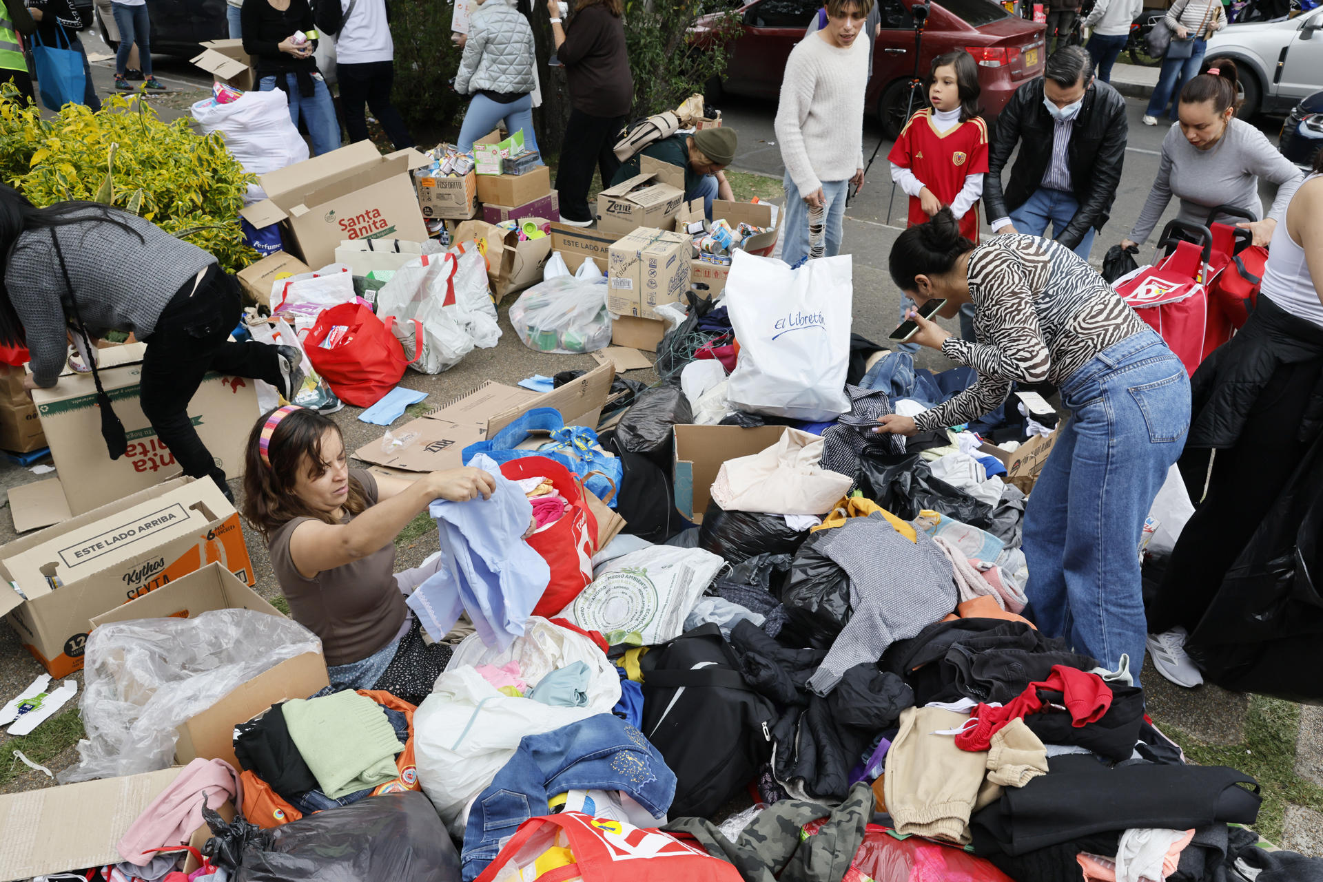 Voluntarios organizan este viernes donaciones para los damnificados por los dos terremotos ocurridos en Venezuela, en un centro de acopio en Bogotá (Colombia). EFE/ Carlos Ortega
