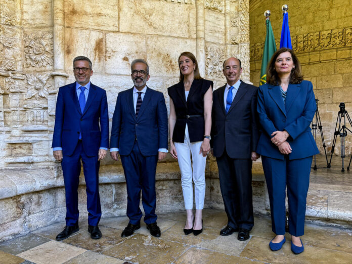 (i-d) El alcalde de Lisboa, Carlos Moedas; ministro de Exteriores de Portugal, Paulo Rangel; la presidenta del Parlamento Europeo, Roberta Metsola; el comisario para las Conmemoraciones de los 40 años de la Adhesión de Portugal a la CEE, Carlos Coelho, y la secretaria de Estado de los Asuntos Europeos de Portugal, Inês Domingos, este viernes en un acto en el Monasterio de los Jerónimos, en Lisboa, desde donde Metsola expresó la 