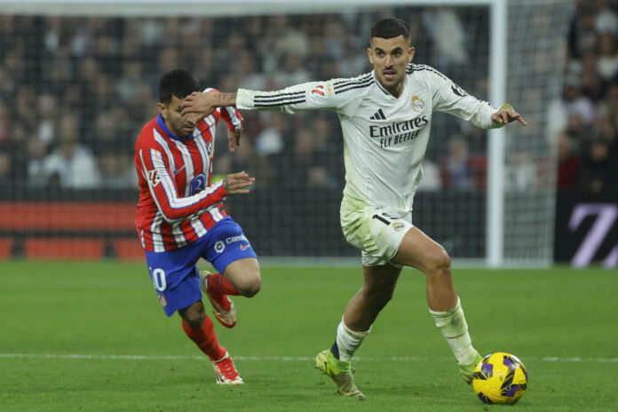 Imagen de archivo del centrocampista del Real Madrid, Dani Ceballos (d), que hoy quedó desvinculado del club blanco de mutuo acuerdo. EFE/Juanjo Martín/Archivo.
