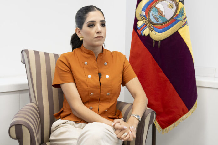 La viceministra de Turismo de Ecuador, María José Reshuan, habla durante una entrevista con EFE este viernes, en Nueva York (EE.UU.). EFE/Ángel Colmenares
