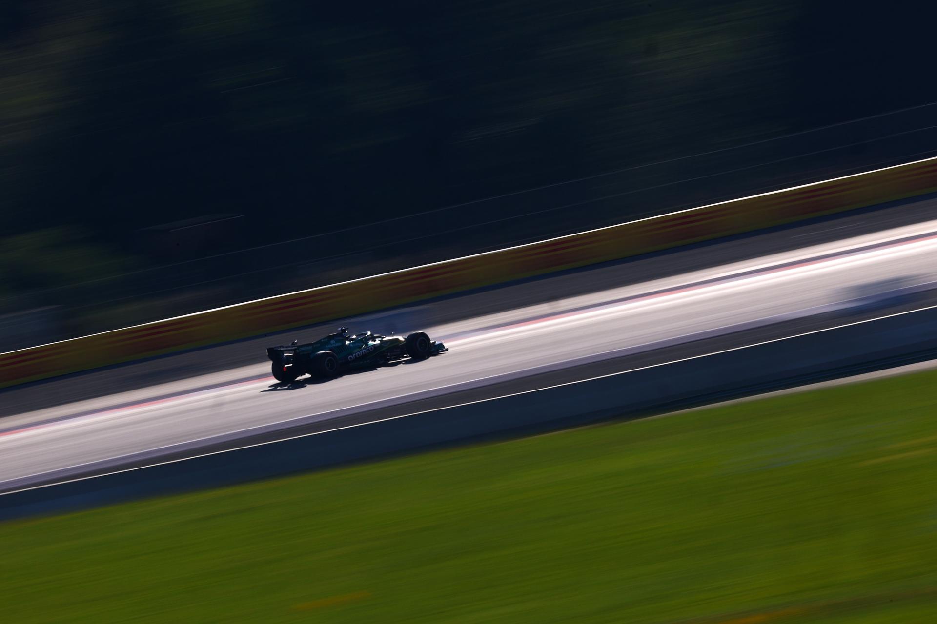 SPIELBERG (Austria), 26/06/2026.- Aston Martin driver Fernando Alonso of Spain competes in a practice session for the Formula One Austrian Grand Prix, at the Red Bull Ring race track in Spielberg, Austria, 26 June 2026. The 2026 Formula 1 Austrian Grand Prix will be held on 28 June. (Fórmula Uno, España) EFE/EPA/ANNA SZILAGYI
