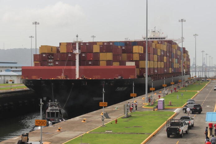 Fotografía que muestra un buque portacontenedor durante la conmemoración de los 10 años de la Ampliación del Canal de Panamá este 26 de junio de 2026, en las Esclusas de Cocoĺí, en Ciudad de Panamá (Panamá). EFE/ Aris Mariota
