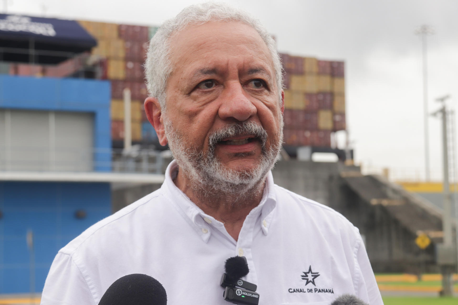 El administrador del Canal de Panamá, Ricaurte Vásquez, habla en una entrevista con EFE durante su último recorrido por el Canal de Panamá este 26 de junio de 2026, en las Esclusas de Cocoĺí, en Ciudad de Panamá (Panamá). EFE/ Aris Mariota
