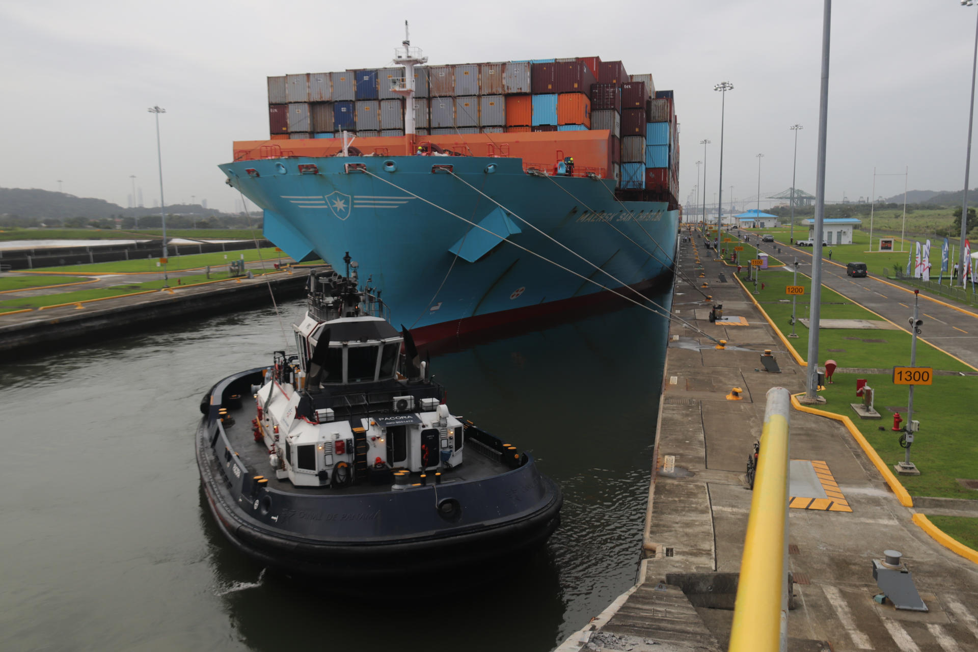 Fotografía que muestra un buque portacontenedor durante la conmemoración de los 10 años de la Ampliación del Canal de Panamá este 26 de junio de 2026, en las Esclusas de Cocoĺí, en Ciudad de Panamá (Panamá). EFE/ Aris Mariota
