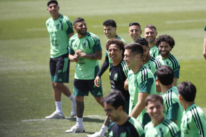 Los jugadores de la selección de fútbol de México durante el entrenamiento que el combinado nacional practica este viernes en el Centro de Alto Rendimiento, en Ciudad de México. EFE/Sashenka Gutiérrez
