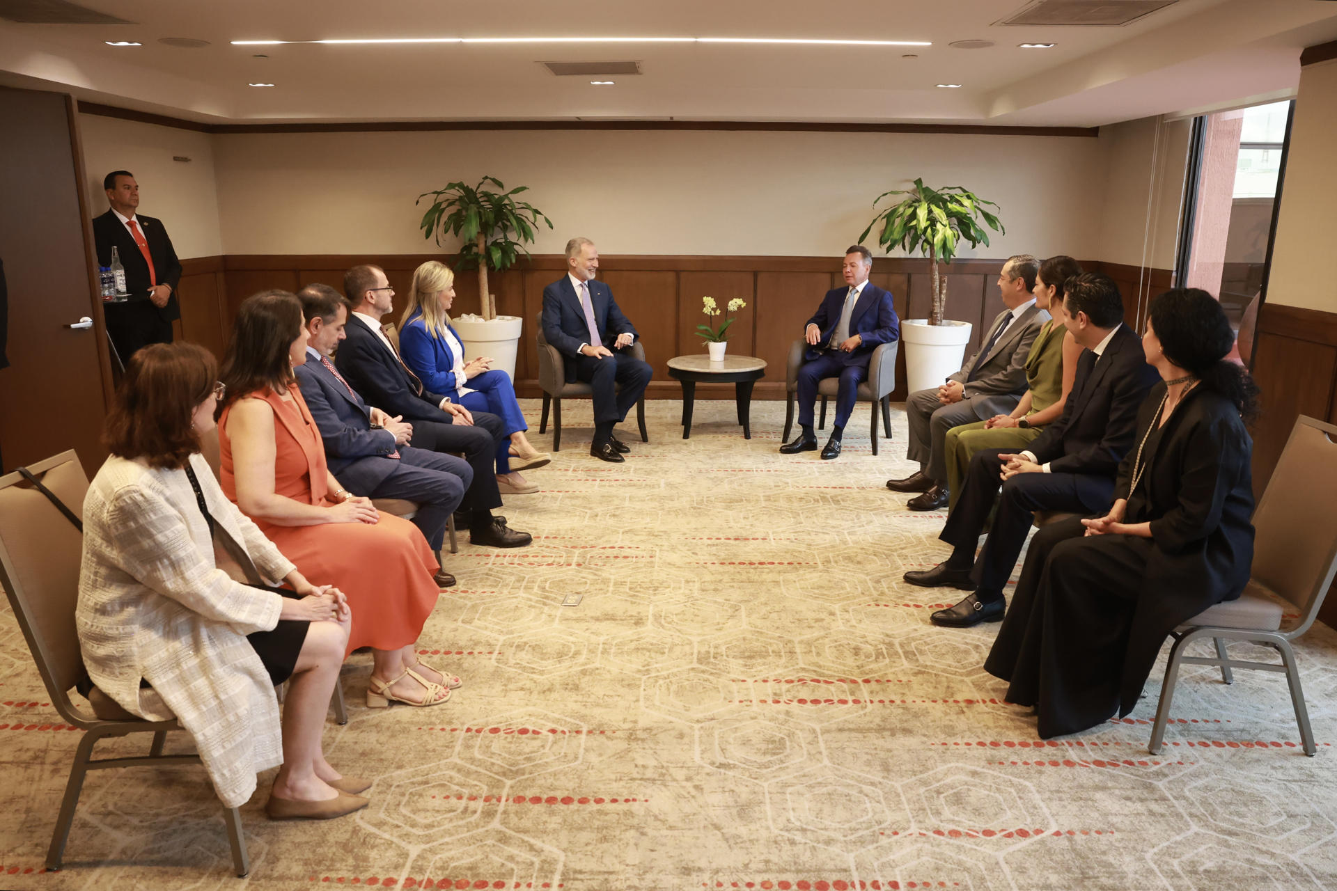 Fotografía cedida por la Casa de su Majestad El Rey del rey Felipe VI (c-i) de España junto al gobernador de Jalisco, Jesús Pablo Lemus (c-d), durante una reunión este viernes, en Guadalajara (México). EFE/ Casa De S.M. El Rey /SOLO USO EDITORIAL/NO VENTAS/ SOLO DISPONIBLE PARA ILUSTRAR LA NOTICIA QUE ACOMPAÑA (CRÉDITO OBLIGATORIO)
