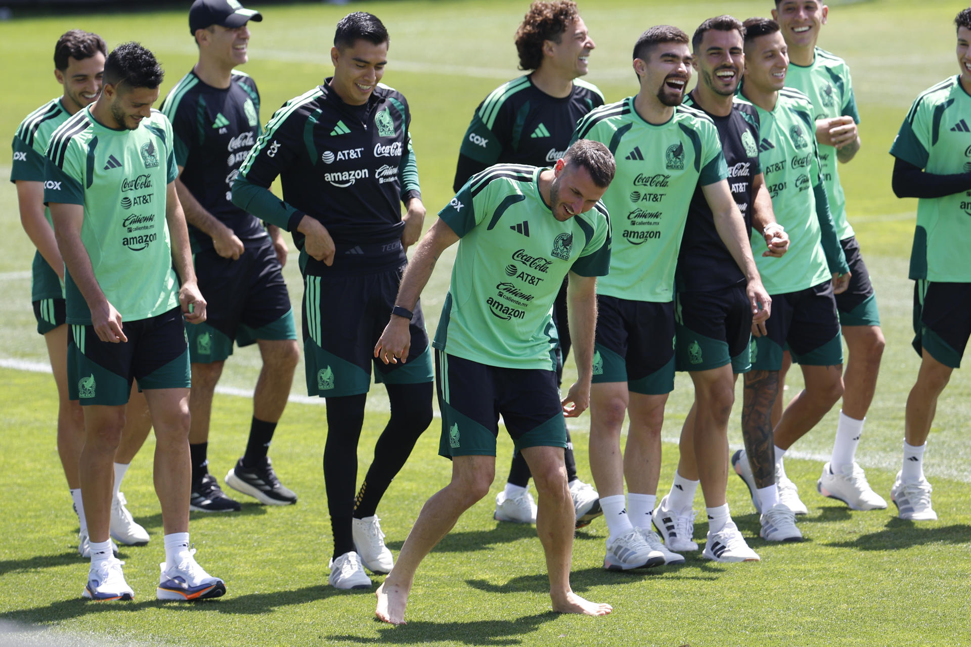 Los jugadores de la selección de fútbol de México durante el entrenamiento que el combinado nacional practica este viernes en el Centro de Alto Rendimiento, en Ciudad de México. EFE/Sashenka Gutiérrez
