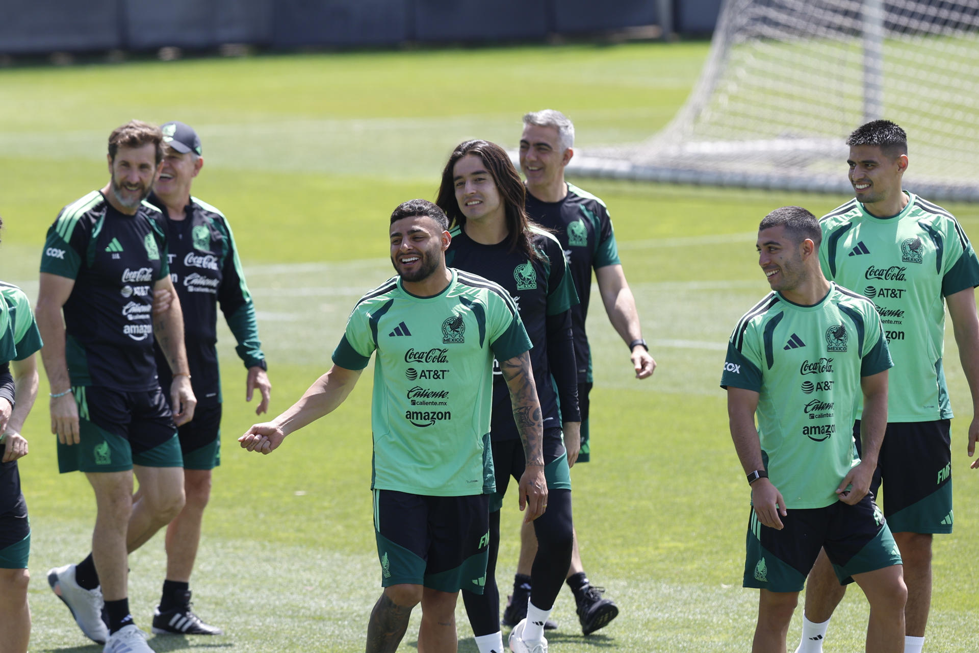 Los jugadores de la selección de fútbol de México durante el entrenamiento que el combinado nacional practica este viernes en el Centro de Alto Rendimiento, en Ciudad de México. EFE/Sashenka Gutiérrez
