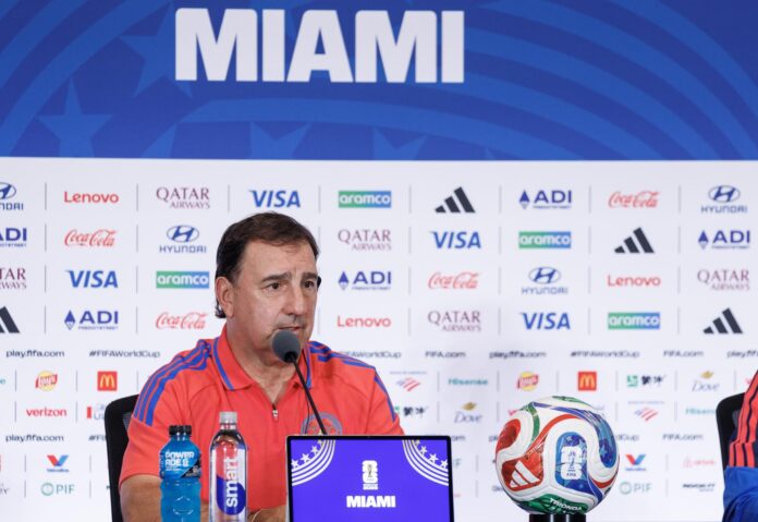 El entrenador de Colombia, Néstor Lorenzo, asiste a una rueda de prensa un día antes del partido de la fase de grupos de la Copa Mundial de la FIFA 2026 ante Portugal, en Miami. EFE/EPA/CRISTOBAL HERRERA-ULASHKEVICH
