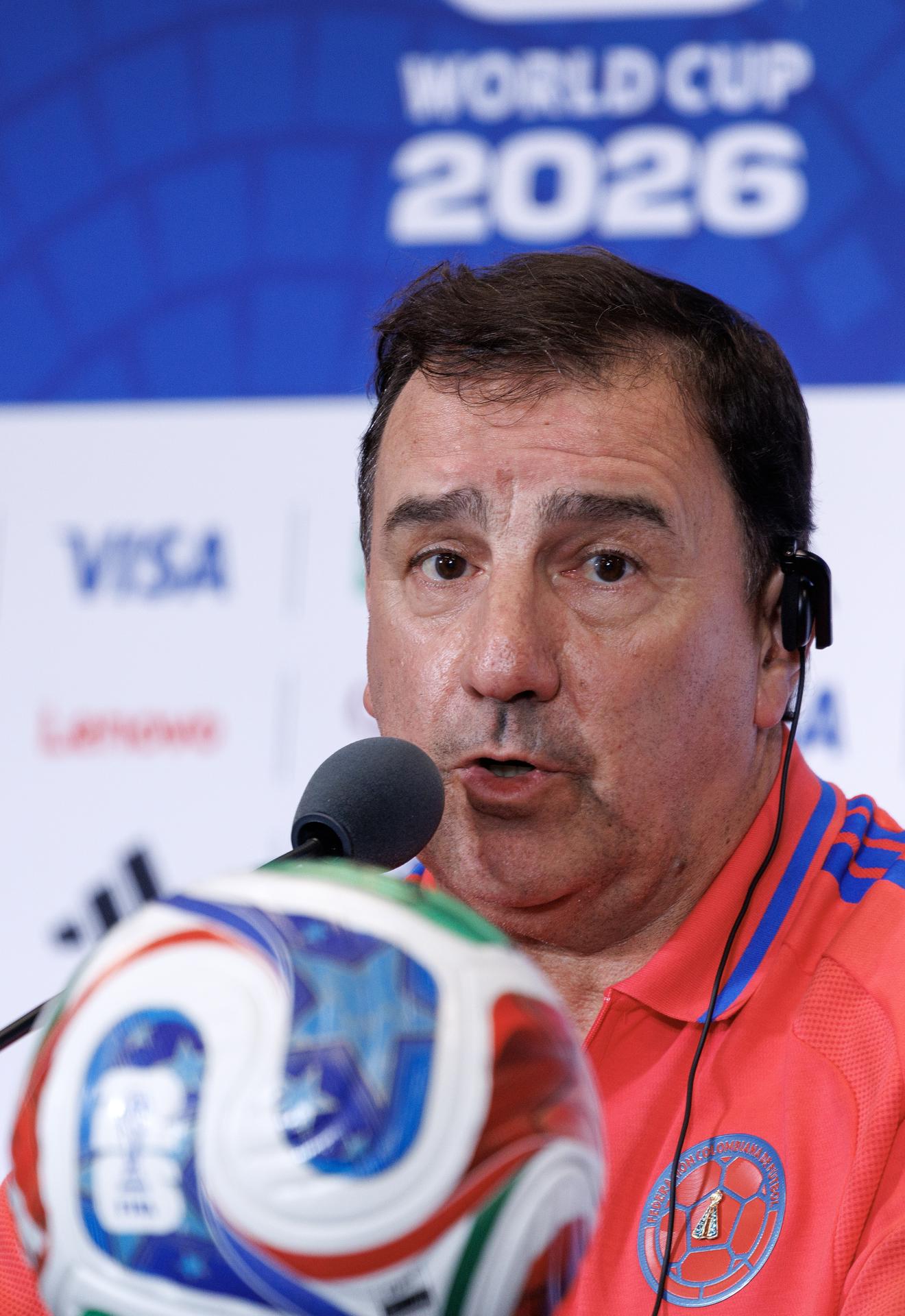 El entrenador de Colombia, Néstor Lorenzo, asiste a una rueda de prensa un día antes del partido de la fase de grupos de la Copa Mundial de la FIFA 2026 ante Portugal, en Miami. FE/EPA/CRISTOBAL HERRERA-ULASHKEVICH

