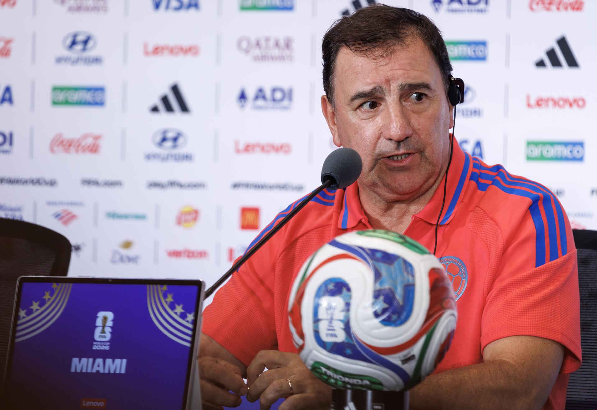 El entrenador de Colombia, Néstor Lorenzo, asiste a una rueda de prensa un día antes del partido de la fase de grupos de la Copa Mundial de la FIFA 2026 ante Portugal, en Miami. EFE/EPA/CRISTOBAL HERRERA-ULASHKEVICH
