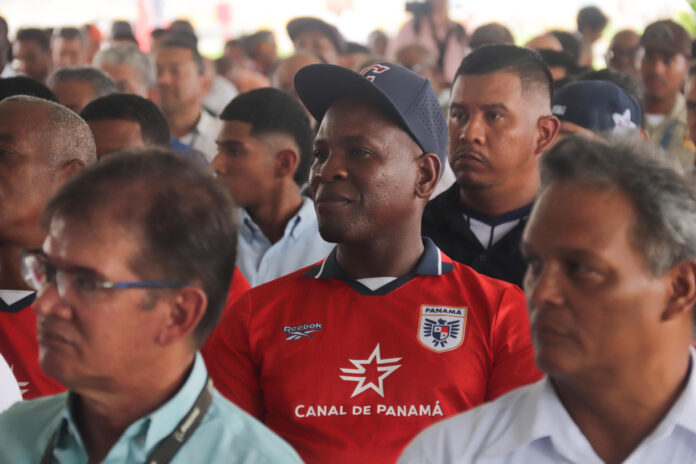 Personas asisten al evento por la conmemoración de los 10 años de la Ampliación del Canal de Panamá este viernes, en las Esclusas de Cocoĺí, en Ciudad de Panamá (Panamá). EFE/ Aris Mariota
