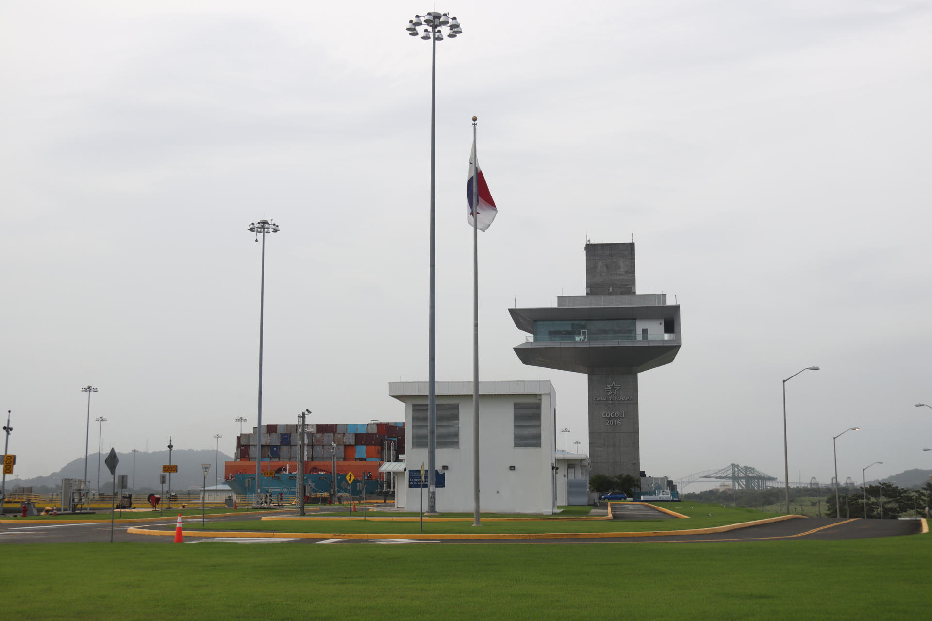 Fotografía que muestra una torre de control durante la conmemoración de los 10 años de la Ampliación del Canal de Panamá este viernes, en las Esclusas de Cocoĺí, en Ciudad de Panamá (Panamá). EFE/ Aris Mariota
