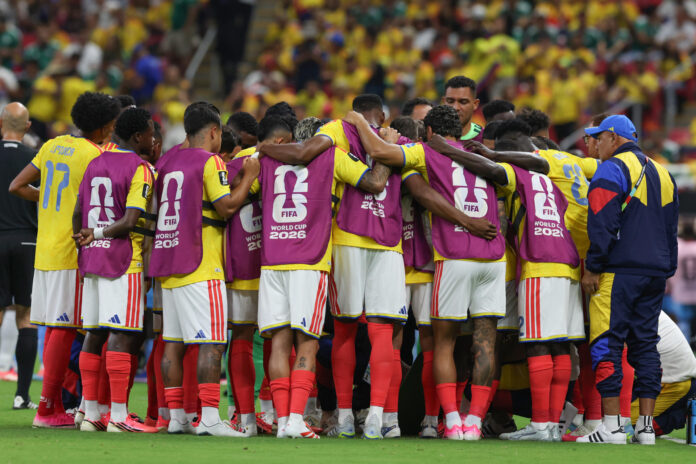 Jugadores de Colombia escuchan indicaciones en la pausa de hidratación durante un partido del grupo K del Mundial de la FIFA 2026 entre Colombia y RD Congo en el estadio Akron en Guadalajara (México). EFE/ Alex Cruz

