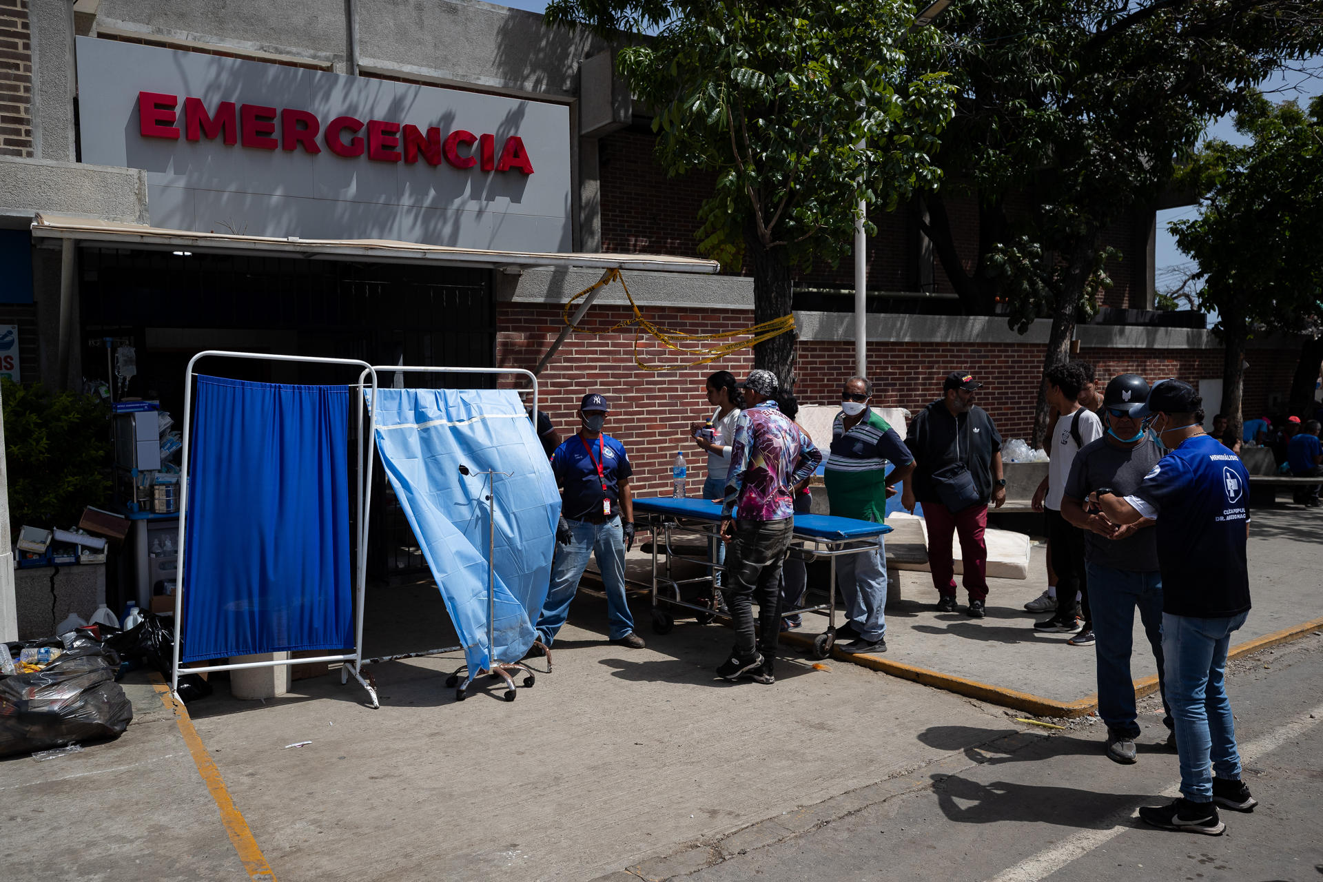 Personas aguardan este viernes, frente a un centro de emergencia en Catia La Mar (Venezuela). Familiares recorren distintos hospitales para intentar ubicar a sus parientes heridos o fallecidos tras los terremotos de 7,2 y 7,5 registrados la tarde del miércoles y que ha dejado, hasta el momento, un saldo de 920 personas muertas. EFE/ Ronald Peña R
