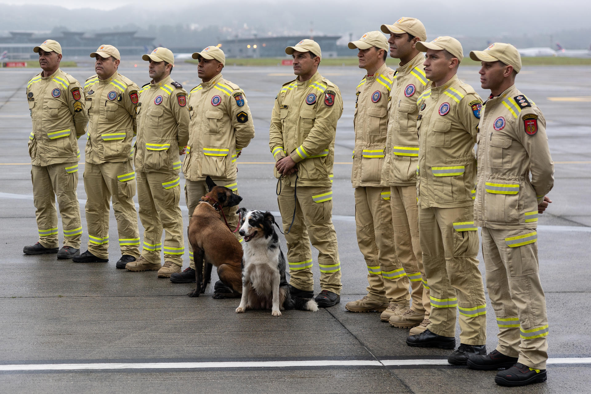 Bomberos Militares y sus caninos se preparan para embarcar un avión militar este viernes, en la Base Aérea de São Paulo, en Guarulhos (Brasil). EFE/ Isaac Fontana
