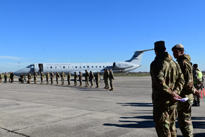 Integrantes del Ejército y la Armada de Argentina preparan su viaje a Venezuela, este 26 de junio de 2026, en la I Brigada Aérea de El Palomar, Provincia de Buenos Aires (Argentina). EFE/ Matías Martín Campaya
