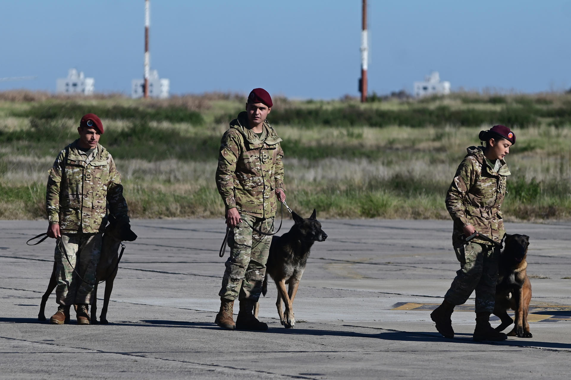 Integrantes del Ejército y la Armada de Argentina preparan su viaje a Venezuela, este 26 de junio de 2026, en la I Brigada Aérea de El Palomar, Provincia de Buenos Aires (Argentina). EFE/ Matías Martín Campaya
