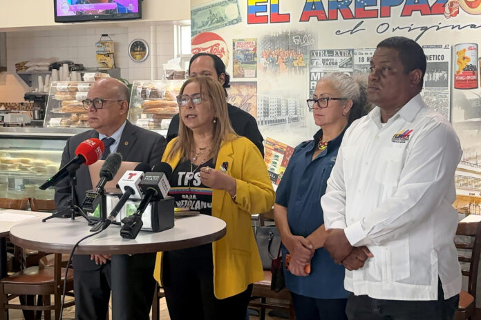 La presidenta de la Asociación Multicultural de Activistas Voz y Expresión (Amavex), Helene Villalonga (c), habla junto al presidente del Tribunal Supremo de Justicia en el exilio, Antonio Marval Jiménez (i), y el presidente de Venezolanos Perseguidos Políticos en el Exilio (Veppex), José Antonio Colina (d), este 26 de junio de 2026 en el restaurante venezolano 'El Arepazo' en Doral (EE.UU.). EFE/Pablo Urbón
