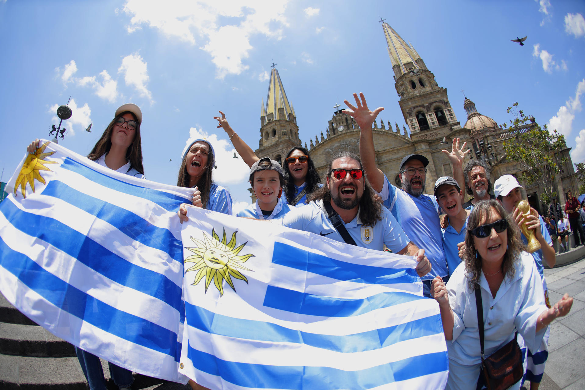 Aficionados de Uruguay posan este viernes, previo al partido del grupo H del Mundial de la FIFA 2026 entre Uruguay y España en el estadio Akron en Guadalajara (México). EFE/ Francisco Guasco
