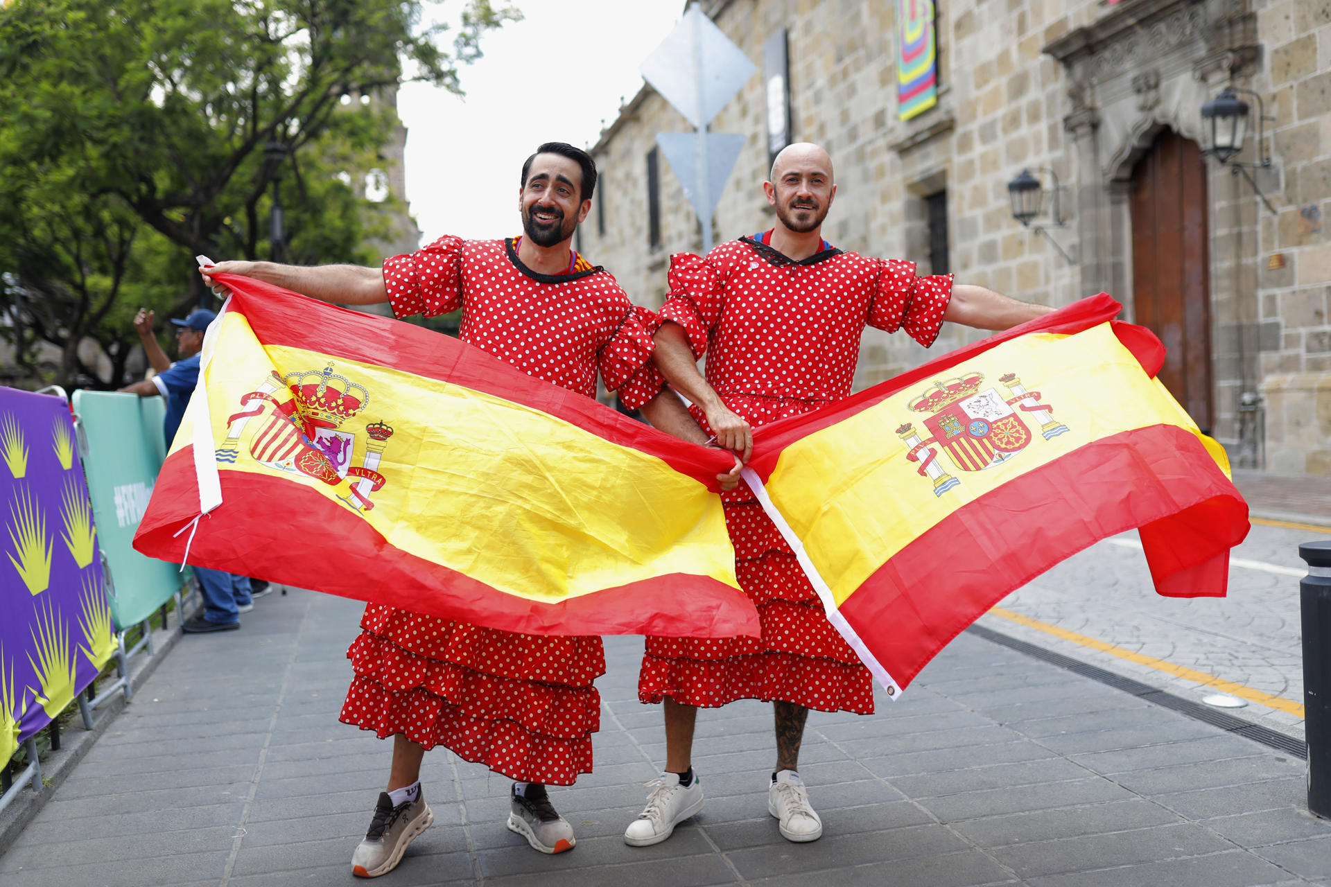 Aficionados de España sostienen banderas este viernes, previo al partido del grupo H del Mundial de la FIFA 2026 entre Uruguay y España en el estadio Akron en Guadalajara (México). EFE/ Francisco Guasco
