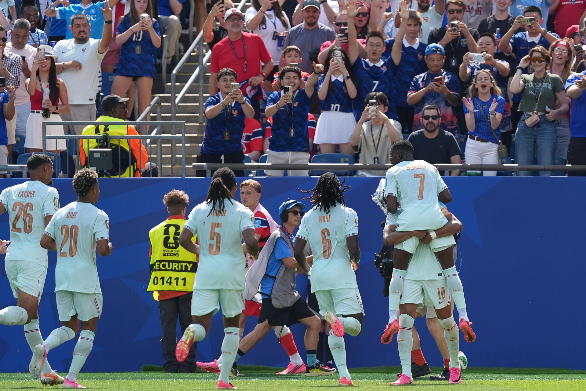 . FOXBOROUGH (ESTADOS UNIDOS), 26/06/2026.- Jugadores de Francia celebran un gol de Ousmane Dembélé (d) este viernes, en un partido del grupo I del Mundial de la FIFA 2026 entre Noruega y Francia en el estadio Gillette de Foxborough (Estados Unidos). EFE/ Octavio Guzmán
