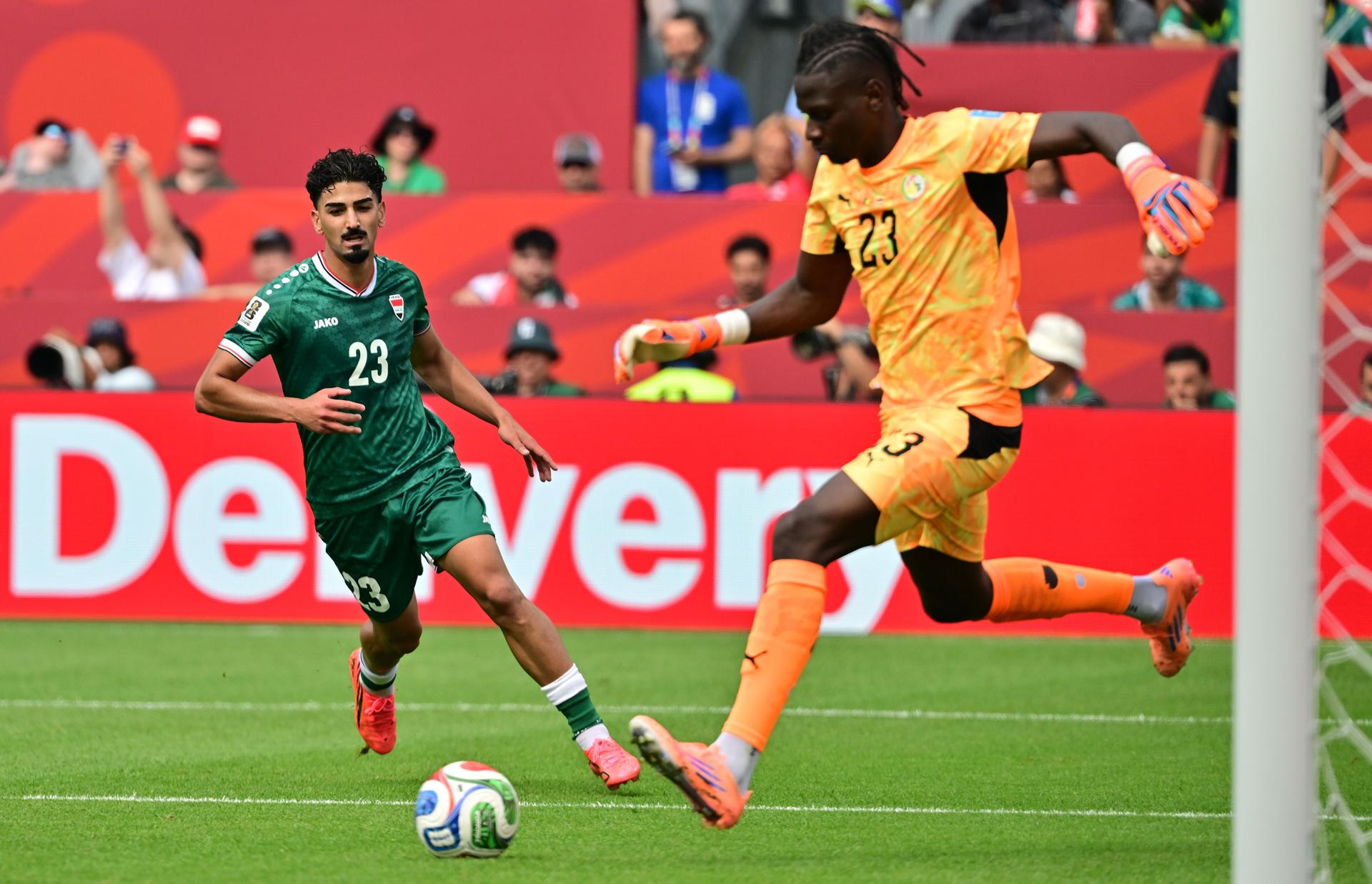 El portero de Senegal, Mory Diaw (D), y Merchas Doski de Irak en acción durante el partido de la fase de grupos de la Copa Mundial de la FIFA 2026. EFE/EPA/EDUARDO LIMA
