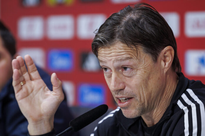 Fotografía de archivo donde aparece el entrenador argentino Matías Almeyda. EFE/Julio Munoz
