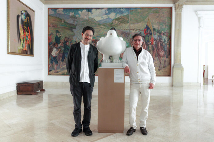 Fotografía cedida por la Presidencia de Colombia que muestra al mandatario colombiano, Gustavo Petro (d), posando junto al excandidato a la Presidencia de Colombia Iván Cepeda este viernes, durante su encuentro en Bogotá (Colombia). EFE/ Presidencia de Colombia

