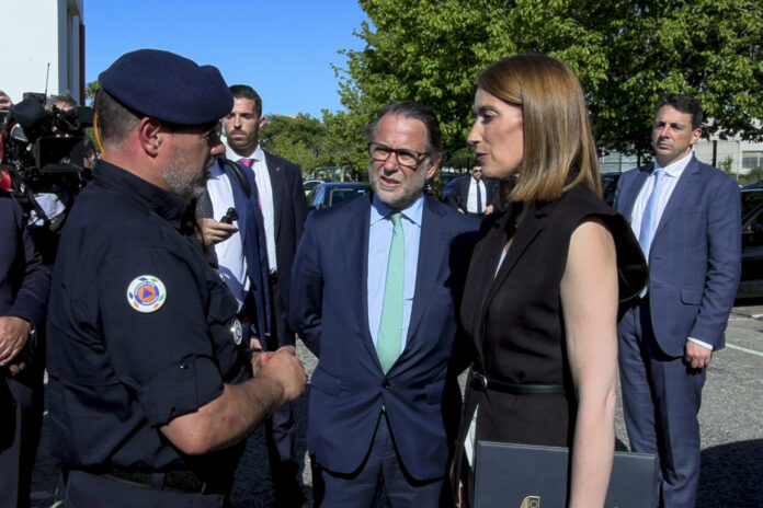 La presidenta del Parlamento Europeo, Roberta Metsola (d), durante una visita a las instalaciones de la Autoridad Nacional de Emergencias y Protección Civil (ANEPC) este viernes cerca de Lisboa. EFE/Blas Díaz

