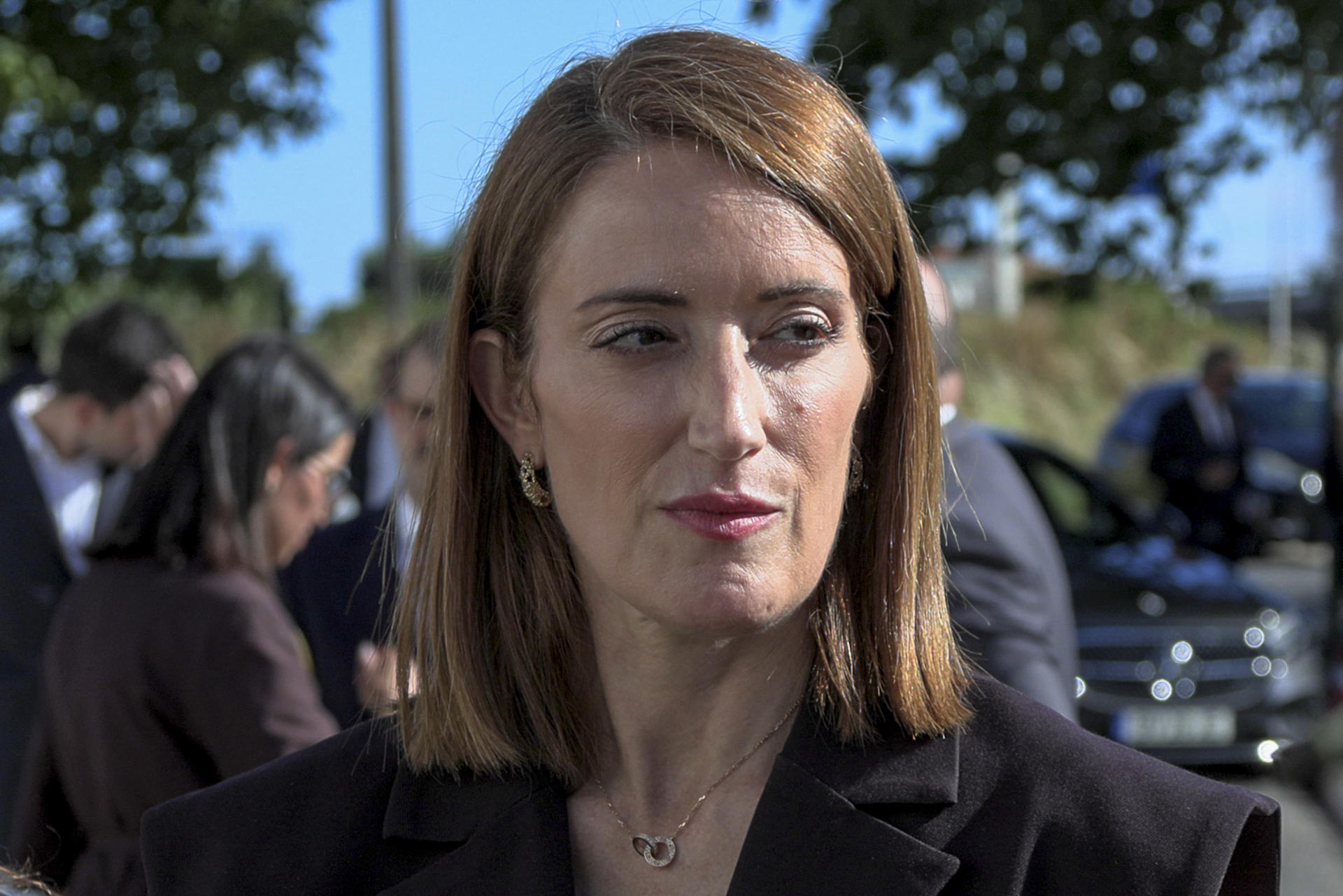 La presidenta del Parlamento Europeo, Roberta Metsola, durante una visita a las instalaciones de la Autoridad Nacional de Emergencias y Protección Civil (ANEPC) este viernes cerca de Lisboa. EFE/Blas Díaz
